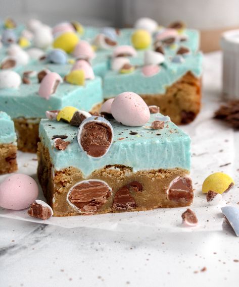 Chewy Cookie Bars, Easter Cookie Bars, Cadbury Mini Egg Cookies, Easter Deserts, Mini Eggs Cookies, No Egg Desserts, Cadbury Eggs, Glass Pan, Easter Sweets