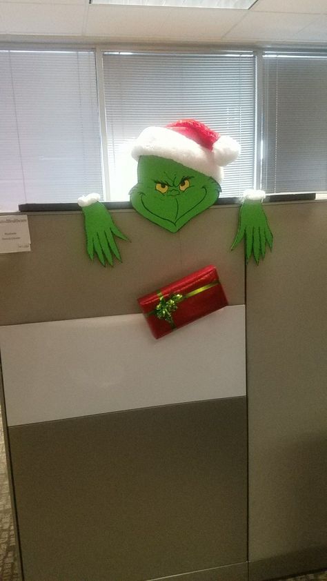 The Grinch Office Decor, Office Christmas Decorations Grinch, Christmas Themes Decorations For Office, Grinch Office Cubicle Decorations, Grinch Themed Cubicle, Christmas Office Desk Decorations Ideas, Office Christmas Decorations Desk, Grinch Office Christmas Decorations, Snowman Cubicle Ideas