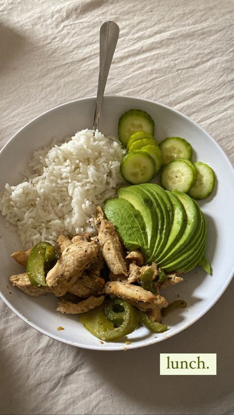 Healthy Lunch With Rice, Rice And Cucumber, Rice And Avocado Recipe, Rice With Avocado, Chicken Rice Avocado Recipes, Chicken And Avocado Recipes, Chicken Avocado Rice, Chicken And Veggies Aesthetic, Avocado Meals