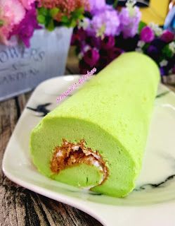 Jeannie62 Kitchen: ONDEH ONDEH PANDAN SWISS ROLL Ondeh Ondeh Cake Recipe, Ondeh Ondeh, Swiss Roll Cakes, Bolu Gulung, Pandan Cake, Swiss Rolls, Asian Cake, Cake Roll Recipes, Molten Lava Cakes