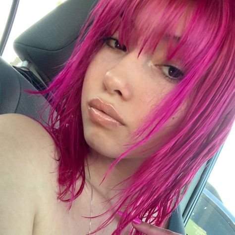 Lea⭐️ on Instagram: “Freckles💗” Bright Pink Hair, Hot Pink Hair, Dyed Hair Inspiration, Pretty Hair Color, Dye My Hair, Short Hair Haircuts, Hair Reference, Hair Inspo Color, Dream Hair