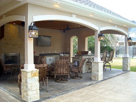 Explore TexasCustomPatios' photos on Flickr. TexasCustomPatios has uploaded 544 photos to Flickr. Pool House With Outdoor Kitchen, Living Pool, Outdoor Kitchen Bars, Pool Cabana, Outdoor Remodel, Patio Kitchen, Backyard Kitchen, Outdoor Kitchen Design Layout, Kitchen Fireplace