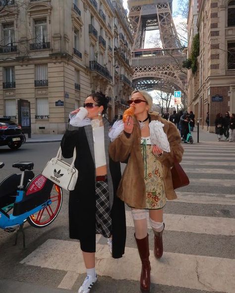 @irisloveunicorns @sofiamcoelho Look 2023 Estilo Ivy League, Estilo Ivy, Paris Dream, Paris Vibes, Chic Scarves, Gourmet Treats, Parisian Life, 사진 촬영 포즈, Paris Pictures