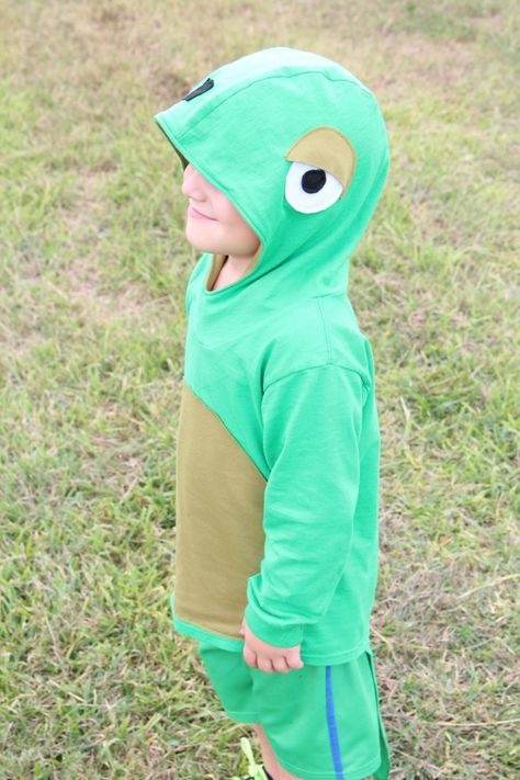 easy diy lizard costume, lizard costume, lizard halloween, gecko costume, diy lizard costume, bimaa pattern, diy halloween costume kids, kids lizard costume Homemade Animal Costumes, Lizard Craft, Lizard Costume, Vocabulary Parade, Animal Costumes For Kids, Lizard Tank, Broadway Costumes, Cheap Halloween Costumes, October Crafts