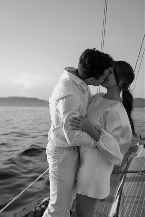 Couples Photoshoot Theme Ideas, Sailboat Engagement Photos, Sailboat Engagement Pictures, Italy Photoshoot, Boat Engagement Photos, Engament Photos, Engagement Photo Shoot Beach, Sailboat Engagement, Sailing Pictures