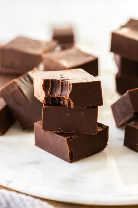 Easy Dark Chocolate Fudge Biscuit Fudge, Dark Chocolate Fudge Recipe, Best Chocolate Fudge Recipes, Fantasy Fudge, Easy Chocolate Fudge, Easy Fudge, Fudge Chocolate, Dark Chocolate Fudge, Fudge Recipes Chocolate