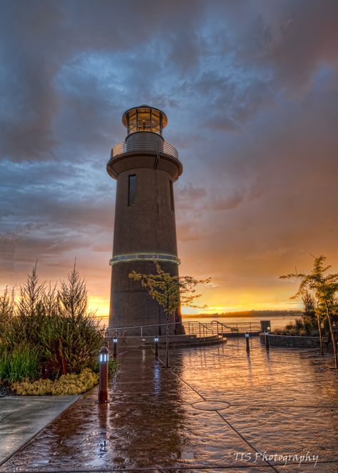 Clover Island Lighthouse - Port of Kennewick, Washington Kennewick Washington, Sunset Field, Lighthouse Lighting, Island Sunset, Washington Travel, Lighthouse Pictures, Evergreen State, Photography Club, Beautiful Lighthouse