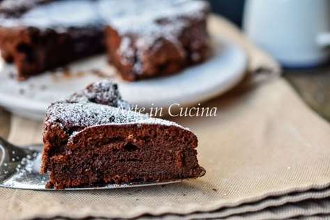 Torta umida cremosa, senza farina, burro e olio, semplice, veloce, leggera, dolce senza tanti sensi di colpa, per la dieta, ricetta senza glutine, lattosio Low Cal Dessert, Italian Chocolate, Flourless Cake, Torte Cake, Healthy Cake, Italian Desserts, Cannoli, Sweets Recipes, Food Cakes