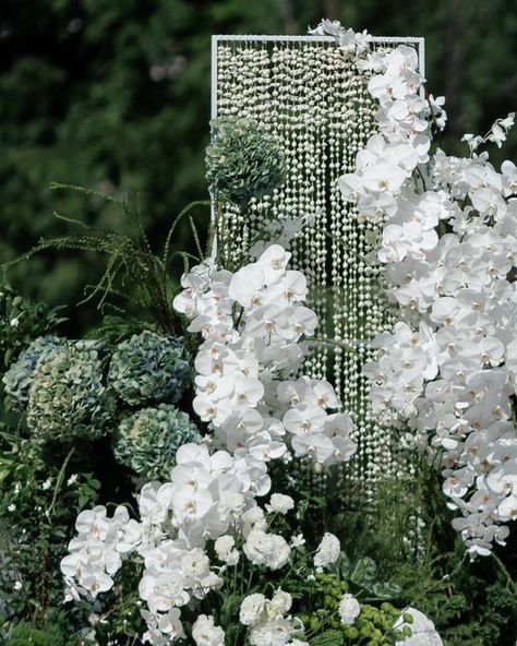 Kaidang Design on Instagram: "The jasmine chain for thai ceremony. #oujasfinally Planner : @kengnaruemityarn Decor : @kaidangdesign 📸 : @ekk.pol #thaiceremony #florist #flowerdesign #weddingdecor" Jasmine Wedding Decor, Thai Wedding Decor, Thai Wedding Decoration, Wedding Foyer, White Green Wedding, Marquee Decoration, White And Green Flowers, Tall Flower Arrangements, Arabian Decor