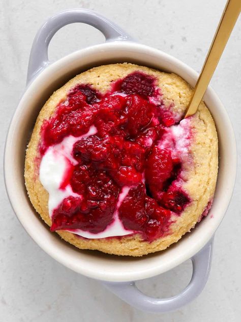 Gluten Free Desserts In A Mug, Raspberry Mug Cake Microwave, Gluten Free Mug Recipes, Gluten Free Mug Cake Microwave, Mug Cake Microwave Healthy, Macro Cycling, Berry Mug Cake, Raspberry Mug Cake, Mug Cake Gluten Free