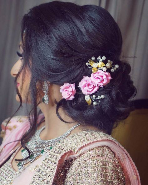 Lower Bun Loose Strands Hairstyle With Flower Hairstyles For Indian Wedding, Frizzy Curls, Bridal Makeup Hairstyles, Hairstyle Indian Wedding, Bridemaids Hairstyles, Bridal Hairstyle Indian Wedding, Wedding Bridal Makeup, Engagement Hairstyles, Bridal Bun