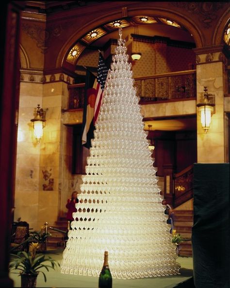 no way that one little bottle will fill all those glasses Champagne Tree, Wine Diy Crafts, Unusual Christmas Trees, Denver Hotels, Art Deco Bar, Wine Craft, Holiday Pins, Vintage Champagne, Wine Parties