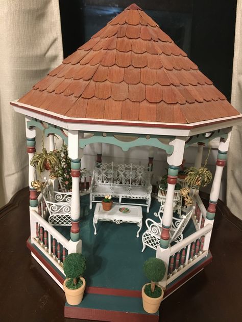 Miniature Gazebo, Dollhouse Landscaping, Broken Glass Crafts, Gazebo Decorations, Mini Room, Gingerbread House Decorations, Doll House Crafts, Miniature Projects, Broken Glass