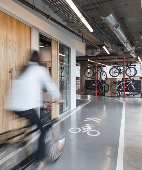 perkins + will winds bicycle track through SRAM's chicago HQ Cycle Store Design, Bike Room Design, Bicycle Parking Design, Bike Workshop, Bicycle Room, Bike Rollers, Store Architecture, Bicycle Track, Cycle Store