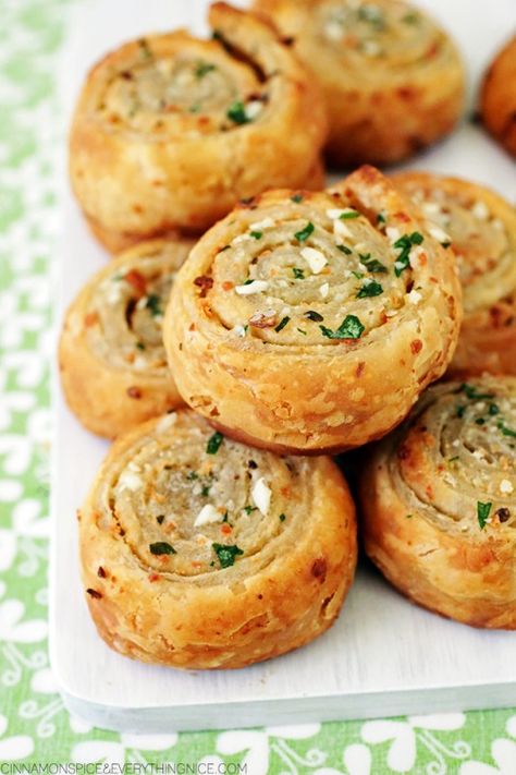 Puff Pastry Garlic Bread Roll-ups Garlic Bread Rolls, Fingerfood Recipes, Puff Pastries, Fingerfood Party, Savory Pastry, Bread Roll, Puff Pastry Recipes, Crumpets, Roll Ups