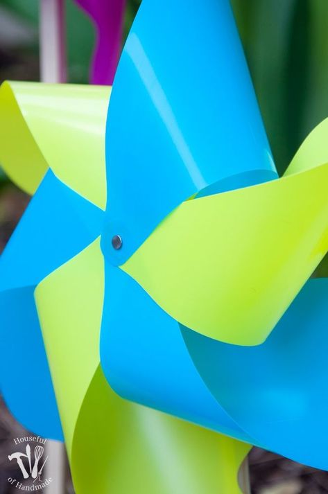 Easy+DIY+Giant+Outdoor+Pinwheels Giant Pinwheel, Maker Fun Factory Vbs 2017, Pinwheel Craft, Maker Fun Factory Vbs, Diy Pinwheel, Maker Fun Factory, Window Boxes Diy, Light Up Canvas, Recycled Book