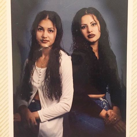 90s Chola, Chicana Makeup, 90s Chola Fashion, Chicana Aesthetic, Hairstyles 90s, 2000s Photoshoot, Chola Girl, Hispanic Aesthetic, Chola Style