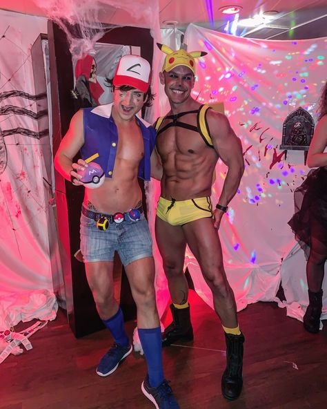 Ash and Pikachu cosplay Pokemon Cosplay Men, Male Cosplayers, Gay Halloween, Gay Costume, Pikachu Cosplay, Pikachu Costume, Cosplay Men, Ash And Pikachu, Pokemon Costumes