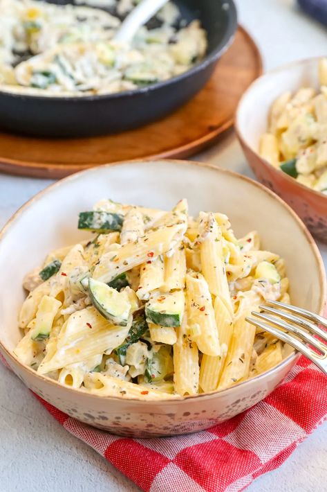 Wat eten we vandaag? Een romige pasta met courgette en kip. Lekker en snel! Zucchini And Ricotta, Courgette Pasta, Penne Pasta Recipes, Healthy Pasta, Healthy Pastas, Penne Pasta, Low Fat Recipes, Cooking Instructions, Pizza Pasta