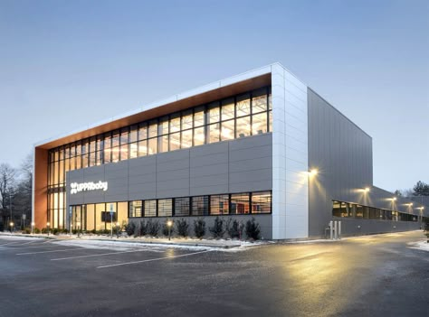 Insulated metal panels offer chic industrial warehouse aesthetic for high-end retailer (Courtesy Metl-Span) Warehouse Design Exterior, Metal Panels Facade, Warehouses Architecture, Factory Facade, Industrial Facade, Commercial Design Exterior, Factory Architecture, Modern Factory, Warehouse Design