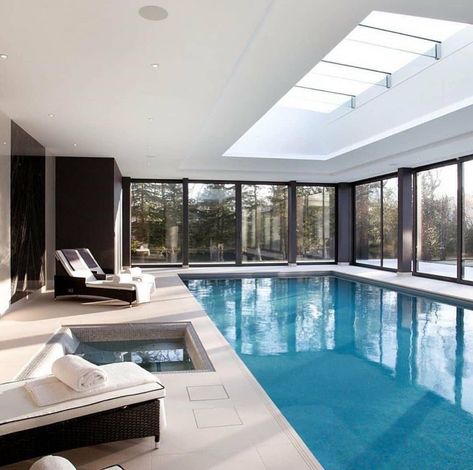 Enclosed Pool, Ideas De Piscina, Indoor Pool House, Indoor Swimming Pool Design, Indoor Pool Design, Piscina Interior, Swimming Pool Construction, Indoor Pools, Luxury Swimming Pools