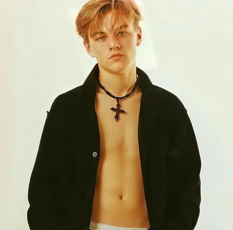 Leonardo Dicaprio Abs, Leonardo Dicaprio 1997, Leonardo Dicaprio Shirtless, Leonardo Caprio, Black 90s Movies Aesthetic, Leonardo Dicaprio Photos, Sean Diddy Combs, Leonardo Dicaprio 90s, Young Leonardo Dicaprio