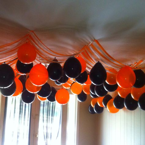 Halloween party upside down balloon decor Halloween Streamers Ideas, Streamer Decorations Halloween, How To Hang Streamers From Ceiling, Ceiling Halloween Decorations, Halloween Streamer Ideas, Upside Down Balloons Ceiling, Streamer Decorations Ideas, Hang Streamers, Halloween Streamers