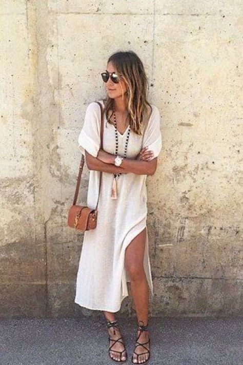 55 Cool Boho Chic Outfit Ideas To Wear This Year - EcstasyCoffee Bohemian Attire, Boho Chic Outfits Summer, Boho Street Style, Stile Boho Chic, Casual Chic Summer, Boho Styl, Boho Mode, Aritzia Dress, Chic Summer Outfits