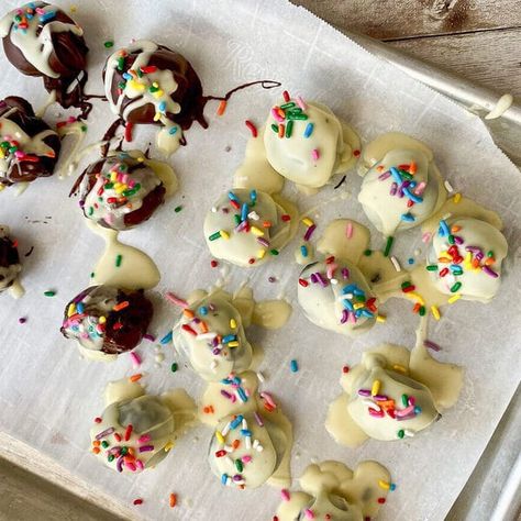 Vegan Oreo Truffles, Quick Vegan Dessert, Quick Vegan Desserts, Gingerbread Fudge, Vegan Food Recipes, Salted Chocolate Chip Cookies, Cookie Bites, Caramel Truffle, Vegan White Chocolate