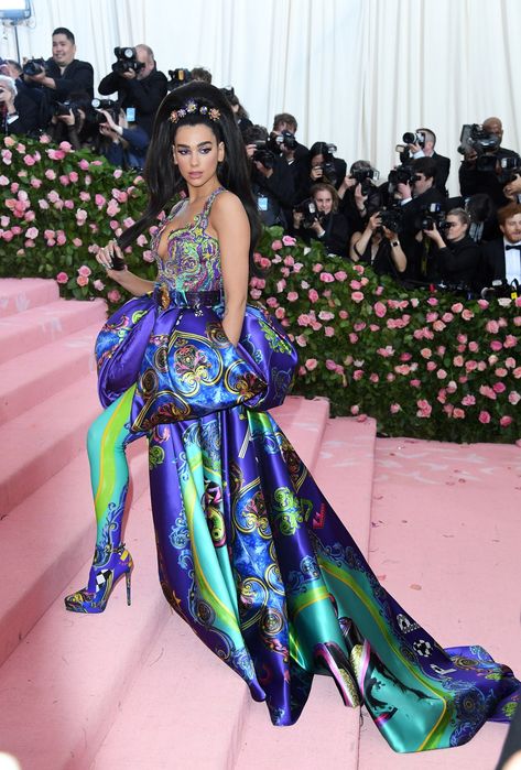 Through teamwork, planning, and an intrinsic understanding of camp, the superstar gave the Met Gala its defining moment. Dua Lipa Met Gala, Red Carpet Dresses 2019, Concert Outfit Summer, Met Gala Red Carpet, The Met Gala, Dua Lipa, Red Carpet Dresses, Celebrity Look, Red Carpet Fashion