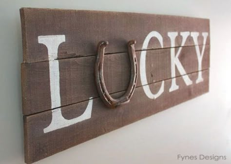 Lucky horseshoe St. Patrick’s day Pallet sign- DIY @ DIY Home Crafts Stirrup Decor Ideas, Pallet Signs Diy, Horseshoe Projects, Horseshoe Decor, Horseshoe Crafts, Horseshoe Art, Fa Fal, Horse Shoes, Shoe Crafts