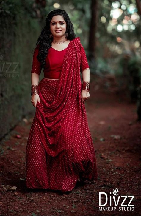 Gulabi Night Dress Ideas, Reception Dress For Bride Sister, Photo Possess, Dress For Bride Sister, Reception Dress For Bride, Bride Kerala, Kerala Engagement Dress, Mehandhi Designs, Durga Mata