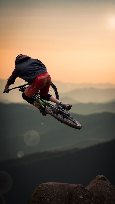 Aesthetics Painting, Wallpaper Sport, Freeride Mtb, Mountain Biking Photography, Adrenaline Sports, Football Drawing, Cycling Photography, Bicycle Mountain Bike, Action Photography