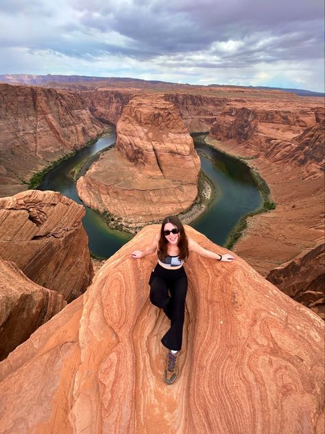 Grand Canyon Poses Photo Ideas, Utah Photo Ideas, Grand Canyon Vacation Outfits, Horseshoe Bend Picture Ideas, Grand Canyon Photoshoot, Grand Canyon Photo Ideas, Grand Canyon Hiking Outfit, Grand Canyon Pics, Antelope Canyon Outfit