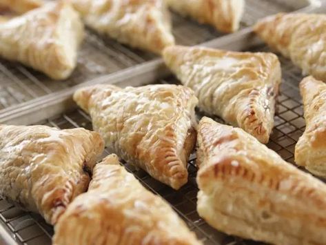 Blueberry Hand Pies Blueberry Hand Pies, Food Network Recipes Pioneer Woman, Hand Pie Recipes, Pioneer Woman Recipes, Frozen Puff Pastry, Ree Drummond, Hand Pies, Breakfast Brunch Recipes, Pastry Recipes