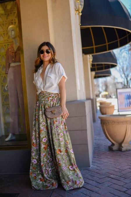 Flower Pants Outfit Summer, Palazzo Pants Printed, Flowered Pants Outfit, Floaty Trousers Outfit, Flowy Pants Outfit Casual, Patterned Palazzo Pants Outfit, Patterned Flares Outfit, Outfits With Patterned Pants, Wide Flowy Pants Outfit