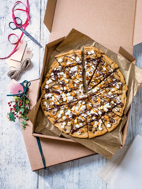 Dessert Pizza Recipe Easy, Easy Dessert Pizza, Cookie Pizza Recipe, Chocolate Chip Cookie Pizza, Birthday Cake Alternatives, Pizza Cookie, Dessert Pizza Recipes, Pizza Christmas, Olive Magazine