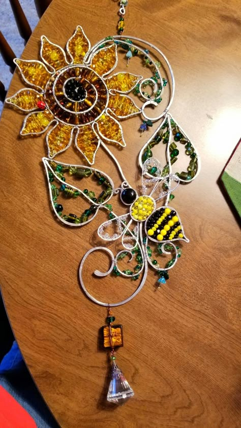 Sunflower Sun Catcher, Sunflower And Bumblebee, Bead Art Projects, Sunflower Suncatcher, Beaded Sunflower, Beaded Wire Art, Suncatchers Diy, Beaded Suncatcher, Crystal Suncatchers Diy