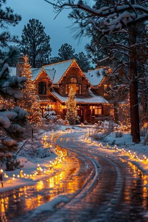 Winter Cabin Exterior, Winter House Exterior, Cozy Winter Cabin, Christmas Dreaming, Cabin Exterior, Dream Life House, Christmas Scenery, Cabin Christmas, Winter Cabin