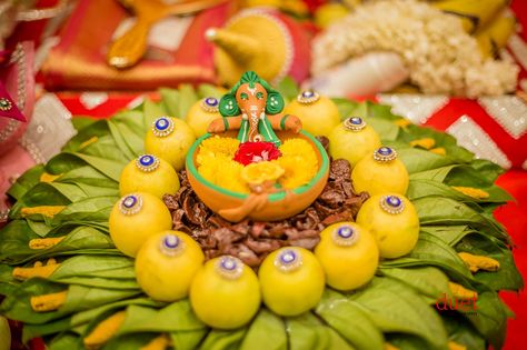 Ganesa in the middle of decorated oranges Plates Decoration Ideas, Thattu Decoration, Fruit Tray Ideas, Puppy Wedding, Coconut Decoration, Orange Plates, Baby Shower Plates, Holiday Fruit, Thali Decoration Ideas