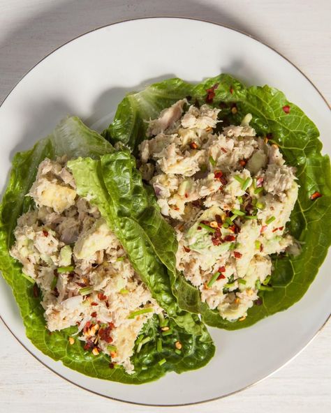 Tuna Avocado Salad, Avocado Tuna Salad, Daily Meal Plan, Tuna Avocado, Food Mood, Lunch Idea, Making Lunch, Fresh Chives, Chili Flakes