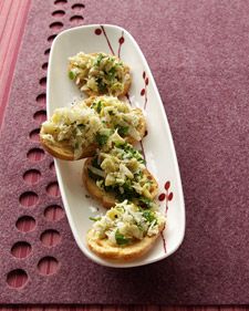 Artichoke-Parmesan Crostini from Martha Stewart. I SO need this! (The link goes to a collection of holiday appetizers; lots of great recipes.) Parmesan Crostini, Quick Appetizer Recipes, Easy Potluck Recipes, Shower Appetizers, Crostini Recipe, Spring Appetizers, Easy Potluck, Crostini Recipes, Weekend Dinner