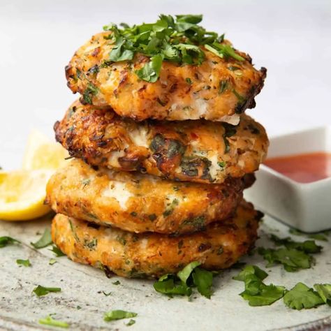 Sweet Chili Salmon, Sweet Chilli Salmon, Chili Salmon, Tuna Fish Cakes, Salmon Fishcakes, Salmon Fish Cakes, Food Planning, Fish Cakes Recipe, Fish Cakes