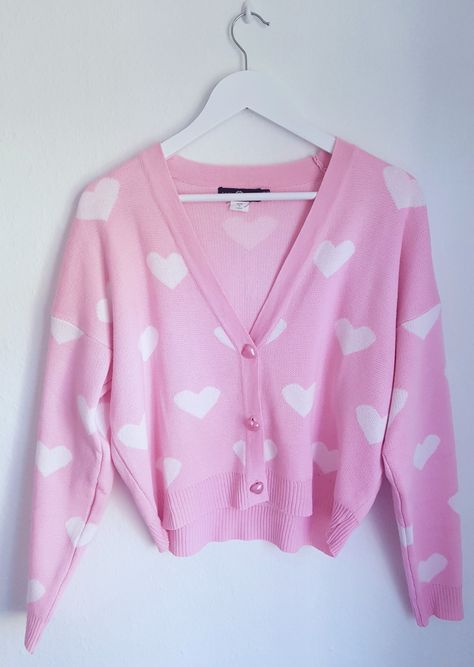 Pink cropped cardigan with white heart pattern and cute pearlecent pink heart buttons, it's from Daisy Street. Pink Heart Cardigan, Cute Colorful Outfits, Pink Cropped Cardigan, Softgirl Outfits, Homemade T Shirts, Couple Streetwear, Pink Heart Dress, Crochet Sweater Design, Heart Cardigan