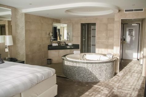 Penthouse Apartment Interior Design, Home Spa Room, Open Bathroom, Luxe Bedroom, Airbnb Design, Bathtub Design, Luxury Bedroom Design, Spa Room, Penthouse Apartment