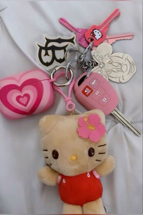 Cute Car Keychain Ideas, Hello Kitty Car Keys, Car Astethic Interior, Plushie Backpack, Hello Kitty Car Accessories, Hello Kitty Car, Hello Kitty Keychain, Girly Car Accessories, Cool Car Accessories