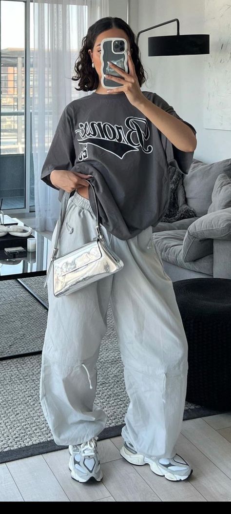 Gray Shirt Outfit Aesthetic, Gray Oversized Shirt Outfits, Grey Summer Outfits, Boyfriend Tee Outfit, All Grey Outfit, Gray Shirt Outfit, Outfit Inspo Streetwear, Oversized Tee Outfit, Gray Outfits