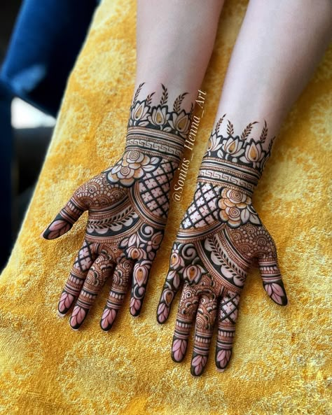 Bridal Henna for the lovely @simsima884 from last week by @sonias_henna_art 🤍 TEAM: @yellowponyproductions @embassygrand @panache.events.toronto @lesonne_bridals @iamjotidhillon @djsukh @primetime.photobooth.inc @universalfloorwraps @diyadecor @jazzyb #SimpleBridal #simplehenna #bridalinspiration #bridalinspo #mehndi #henna #torontohenna #torontohennaartist Easy Mehendi Designs Front Hand For Beginners Indian, Modern Bridal Mehendi, Siders Mehendi, Latest Bridal Mehndi Designs Weddings, New Simple Mehndi Designs, Henna Style Tattoos, Henna Inspiration, Henna Inspo, Front Mehndi Design