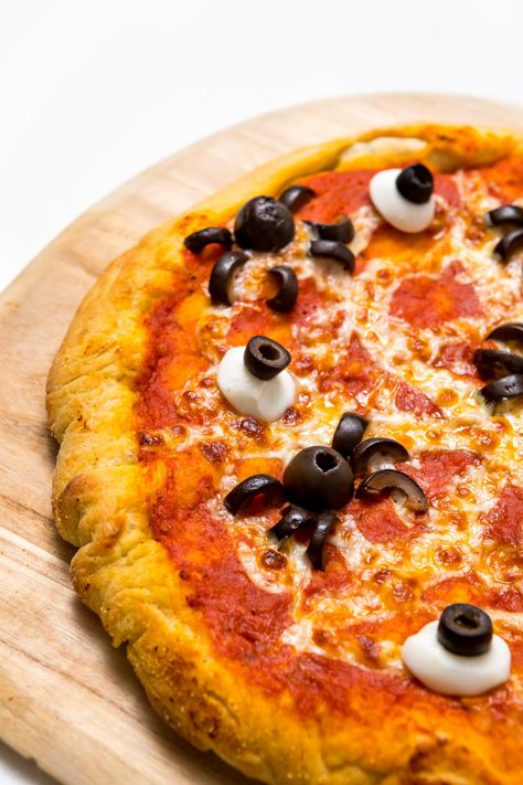 Kids’ favorite Halloween pizza from Thanksgiving.com - #thanksgivingcom #kidfriendly #halloween #pizza Pizza Halloween, Halloween Pizza, Kids Pizza, Halloween Appetizers, Spooky Spiders, Food Critic, Pizza Recipes Homemade, Homemade Halloween, Pizza Bake