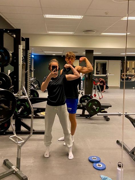 Couple Goal In Gym, Wrestling Boyfriend Couples, Gym Couples Goals, Cute Gym Couples, Couple Gym Goals, Fitness Couples Goals, Couple Gym Pics, Gym With Boyfriend, Gym Couple Pictures